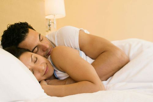 Пара влюбленных спят в постели