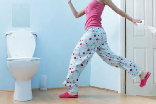 Женщина бежит в туалет