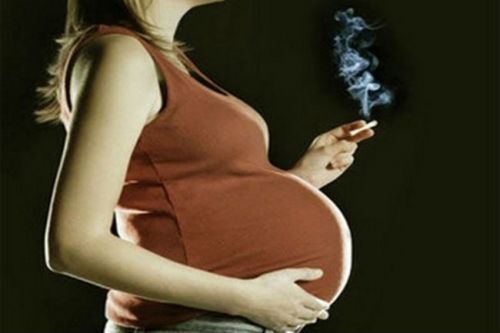 Беременная курит