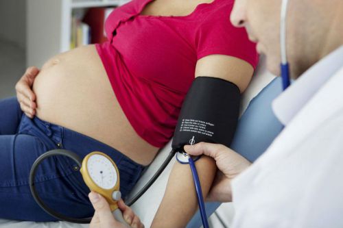 Измерение давление беременной женщине