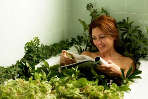 Девушка в ванной с растениями