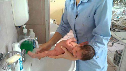 Подмывание новорожденного