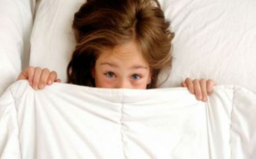 Ребенок прячется под одеялом