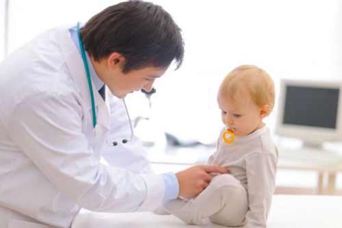 врач с ребенком