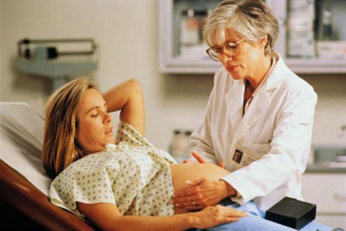 Беременную обследует врач