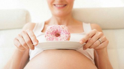 Беременная женщина и пончик