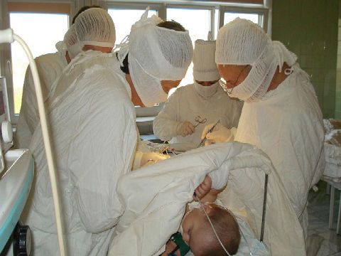 Хирурги делают операцию ребенку