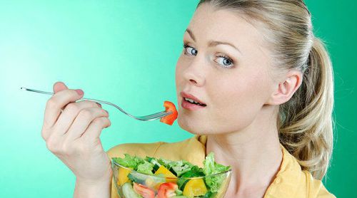 Девушка кушает овощной салат