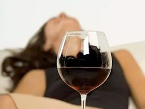 женщина и бокал вина