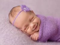 Младенец улыбается во сне